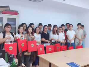 皓月迎佳節(jié)，中秋共團(tuán)圓
