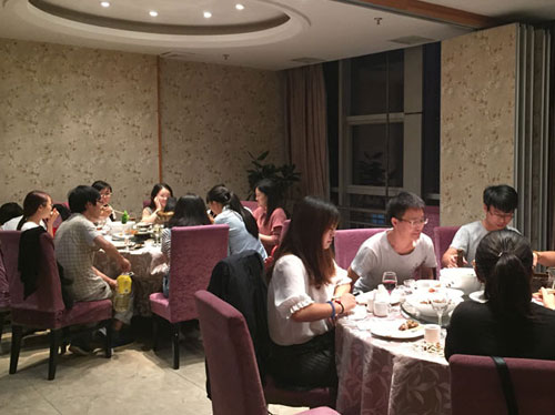 皓月迎佳節(jié)，中秋共團(tuán)圓